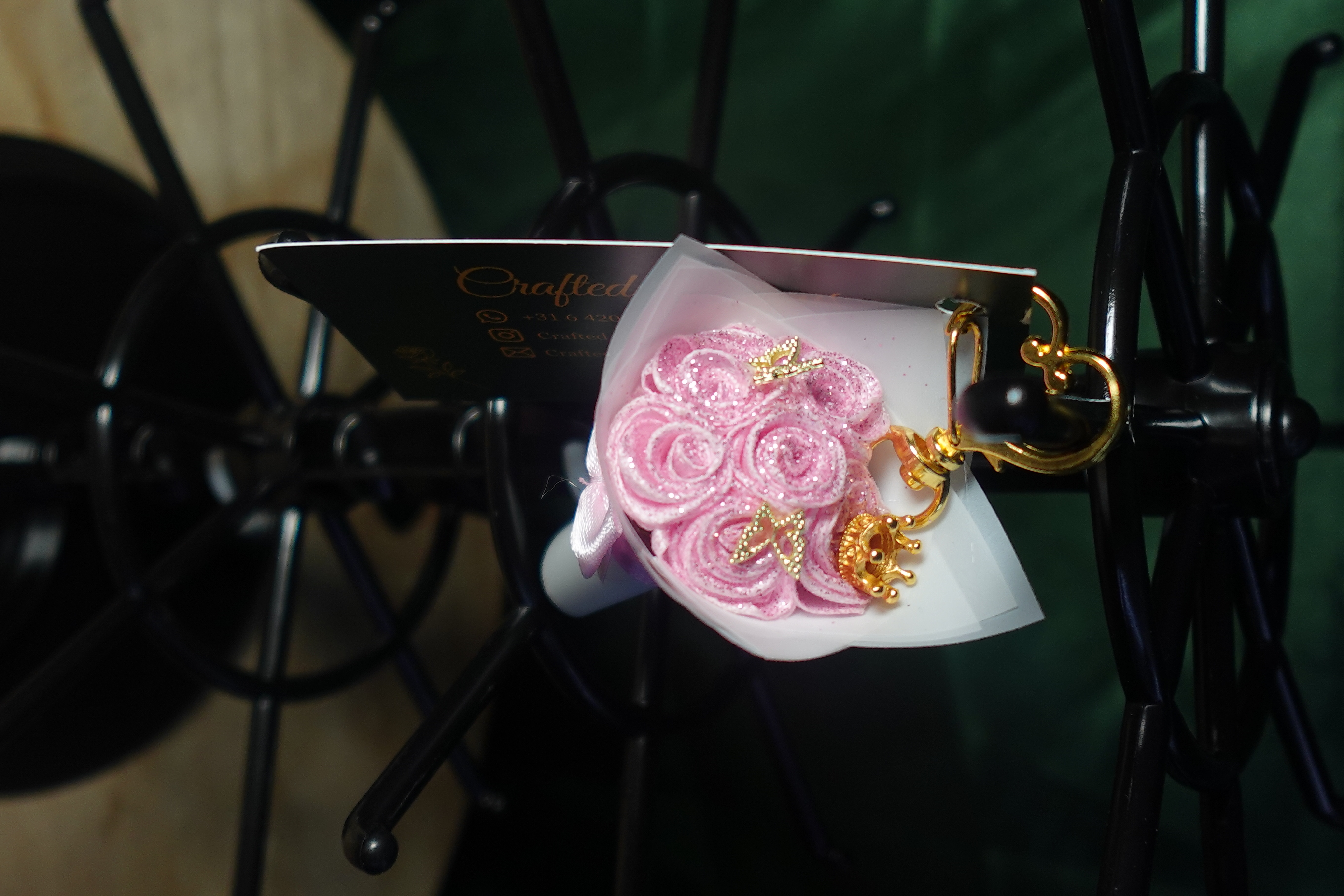 Luxe Sleutelhanger – roze met roze glitter & goud kroontje