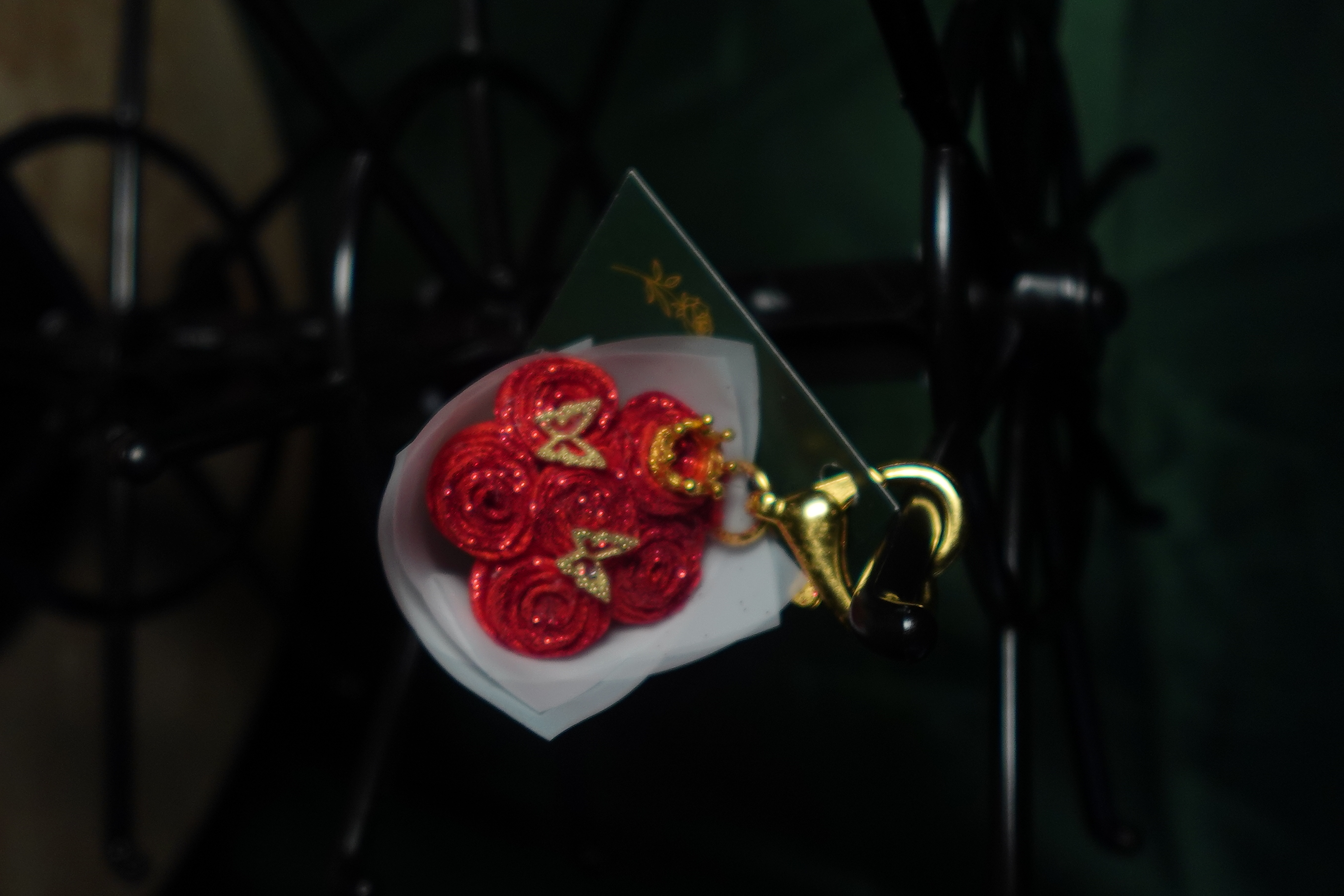 Luxe Sleutelhanger – rood met rode glitter & goud kroontje