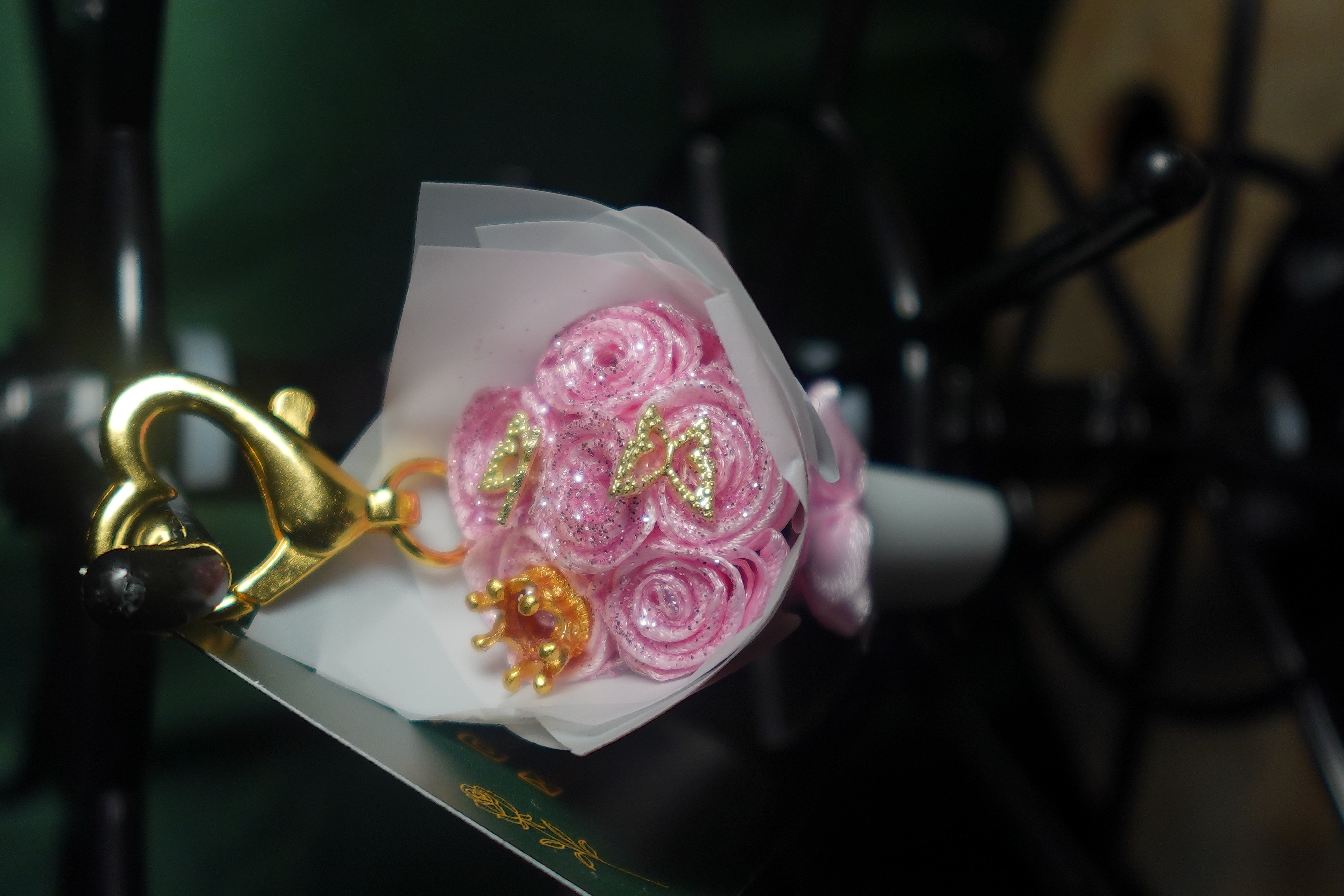 Luxe Sleutelhanger – roze met roze glitter & goud kroontje